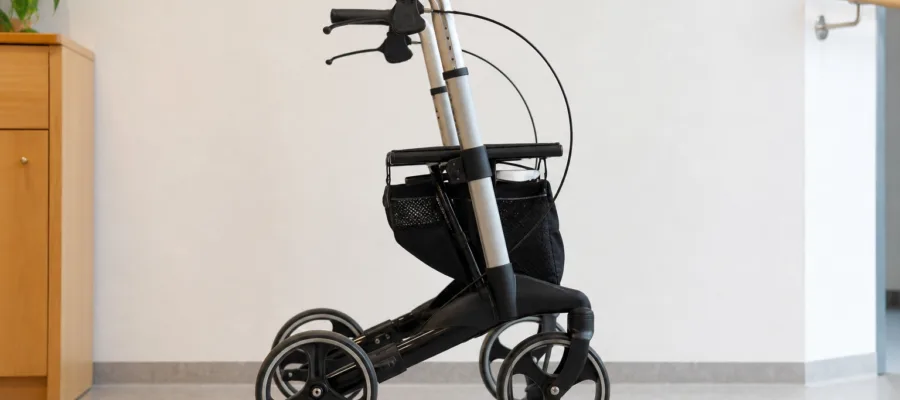 Rollator Griffhoehe passend einstellen fuer bessere Haltung