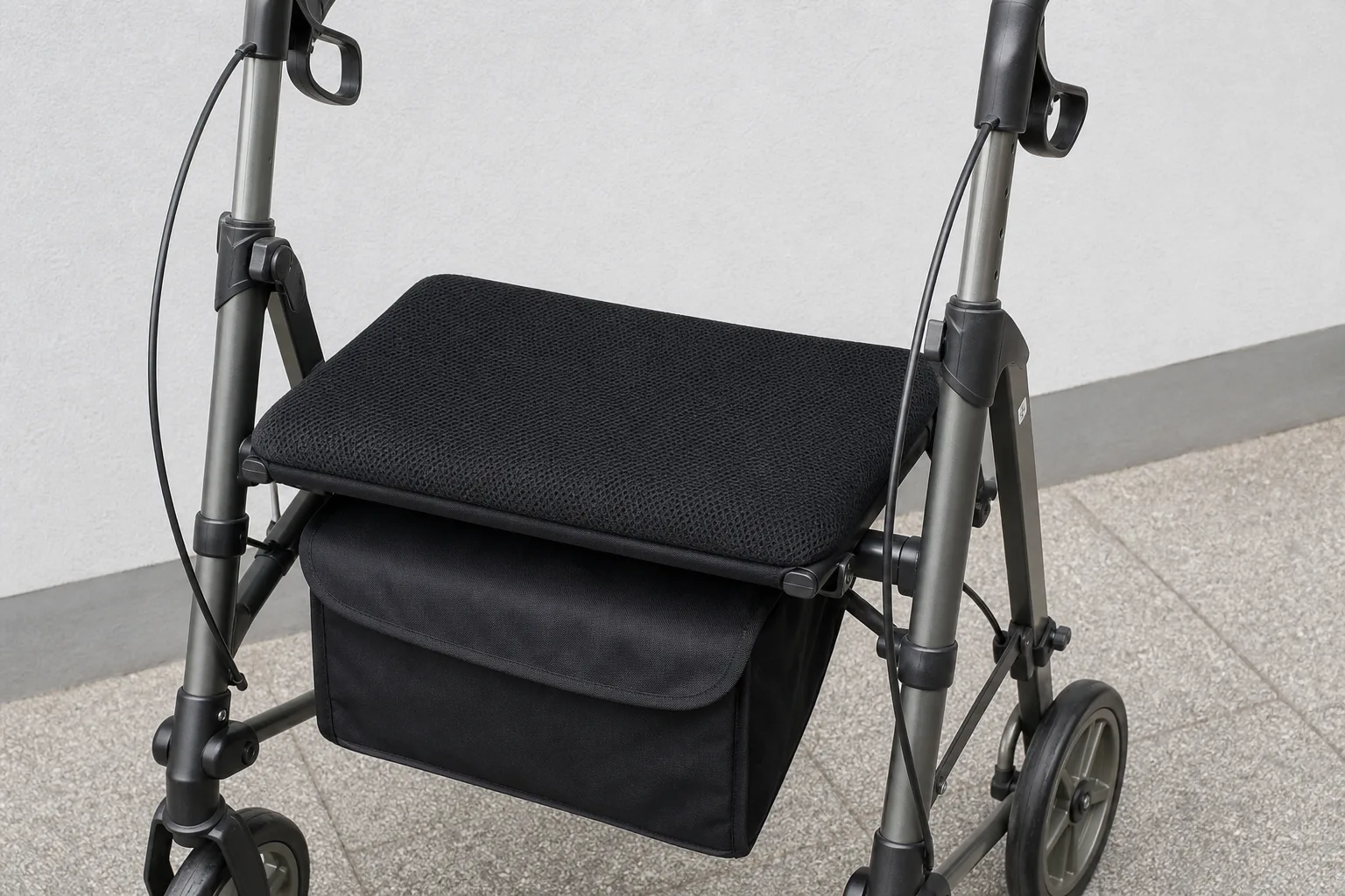Rollator-Sitz mit rutschfestem Bezug ausstatten