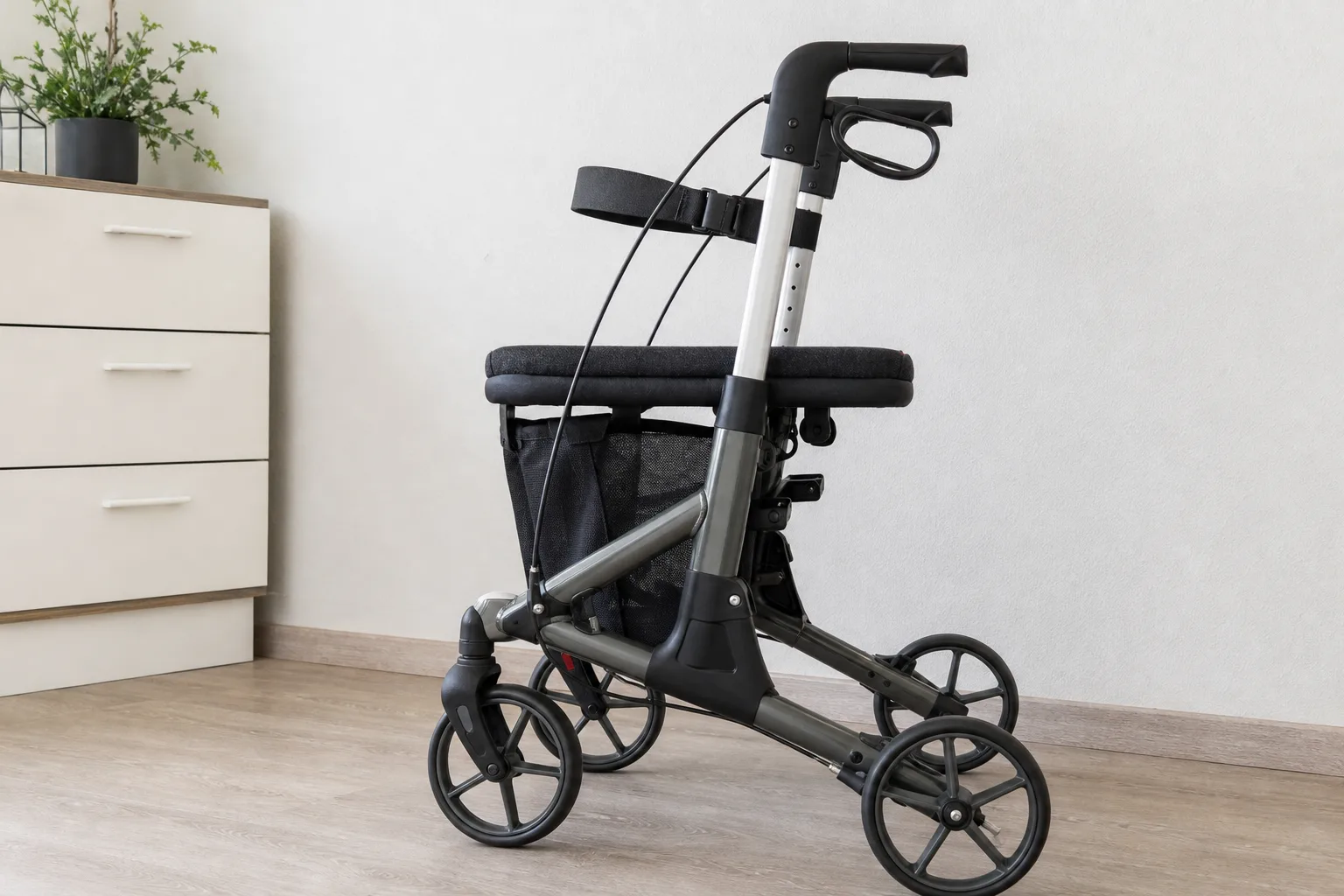 Rollator Sitzhoehe einstellen: richtige Position und Komfort